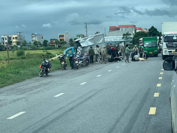 Xót xa hình ảnh bố ôm con gào khóc thảm thiết bên thi thể mẹ giữa đường-1