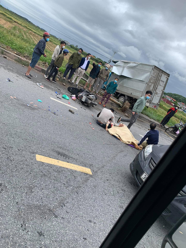 Xót xa hình ảnh bố ôm con gào khóc thảm thiết bên thi thể mẹ giữa đường-3