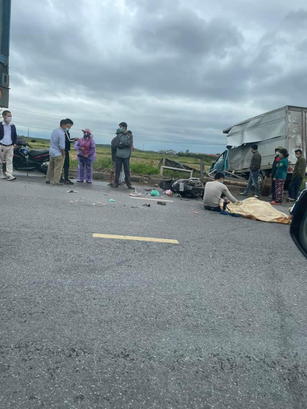 Xót xa hình ảnh bố ôm con gào khóc thảm thiết bên thi thể mẹ giữa đường-4