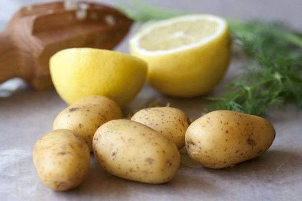 Con bị sưng đỏ tại vết tiêm sau tiêm phòng Covid-19, tôi có nên đắp chanh, khoai tây?-1