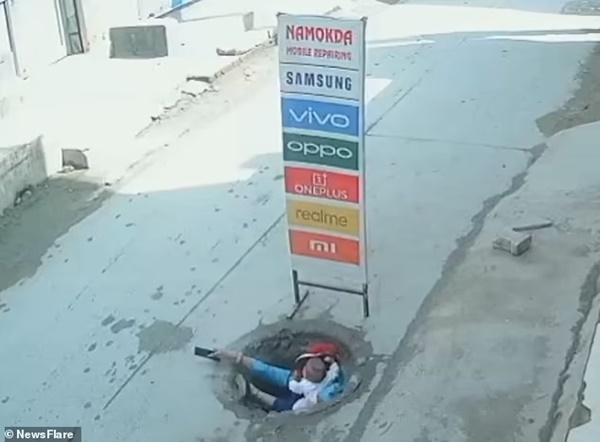 Vừa đi vừa mải dùng điện thoại, người phụ nữ bế con nhỏ rơi thẳng xuống cống, cả xóm hồi hộp theo dõi cảnh giải cứu-1