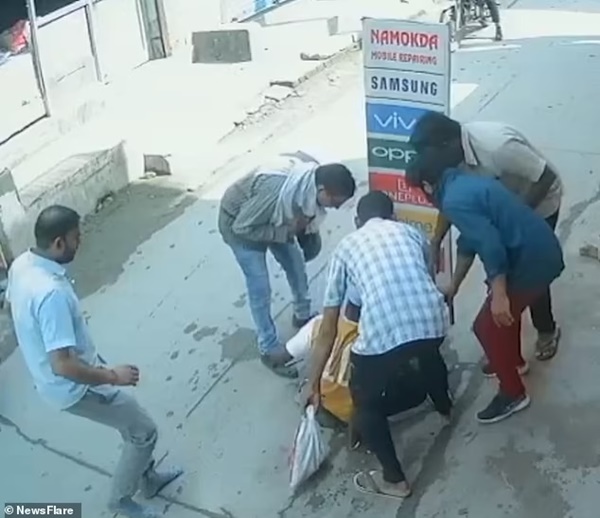 Vừa đi vừa mải dùng điện thoại, người phụ nữ bế con nhỏ rơi thẳng xuống cống, cả xóm hồi hộp theo dõi cảnh giải cứu-3