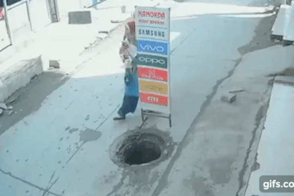 Vừa đi vừa mải dùng điện thoại, người phụ nữ bế con nhỏ rơi thẳng xuống cống, cả xóm hồi hộp theo dõi cảnh giải cứu-2