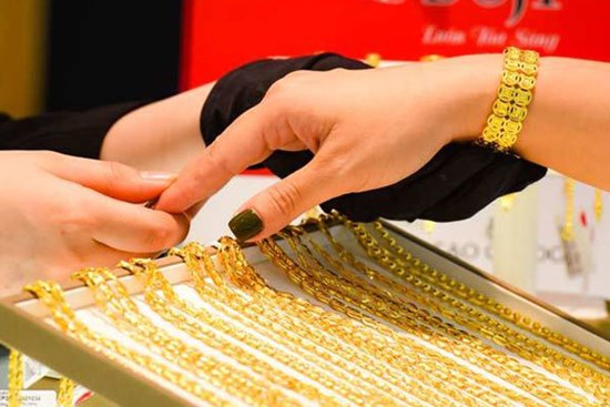 Giá vàng hôm nay 22/10: Biến động khó lường, ngập ngừng mua bán