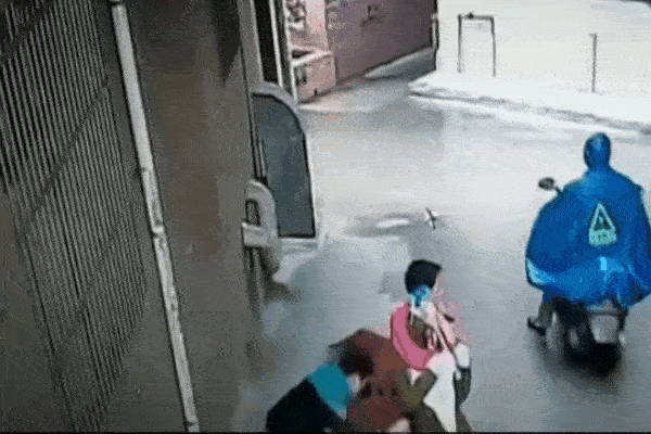 Clip: Mẹ ra tay khống chế người đàn ông lạ mặt, bảo vệ 3 con nhỏ-1