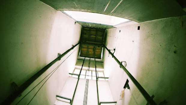 Hà Nội: Trèo ra khỏi thang máy bị mắc kẹt, cô gái rơi từ tầng 7 xuống tầng 1 tử vong-1