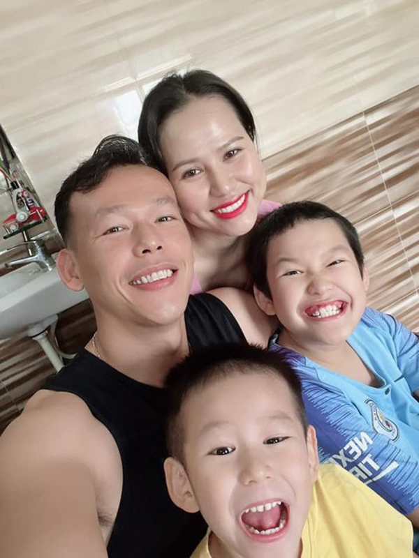Thủ môn Bùi Tấn Trường và khoảnh khắc hạnh phúc bên vợ con khi trở về nhà thời gian xả trại-3