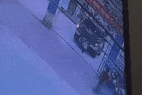 Tài xế xe bán tải lùi trúng bé trai rồi cuốn vào gầm, điều kỳ diệu xuất hiện ngay sau đó