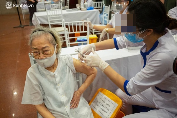 Hà Nội dự kiến tiêm vaccine Covid-19 mũi 3 cho người dân-1