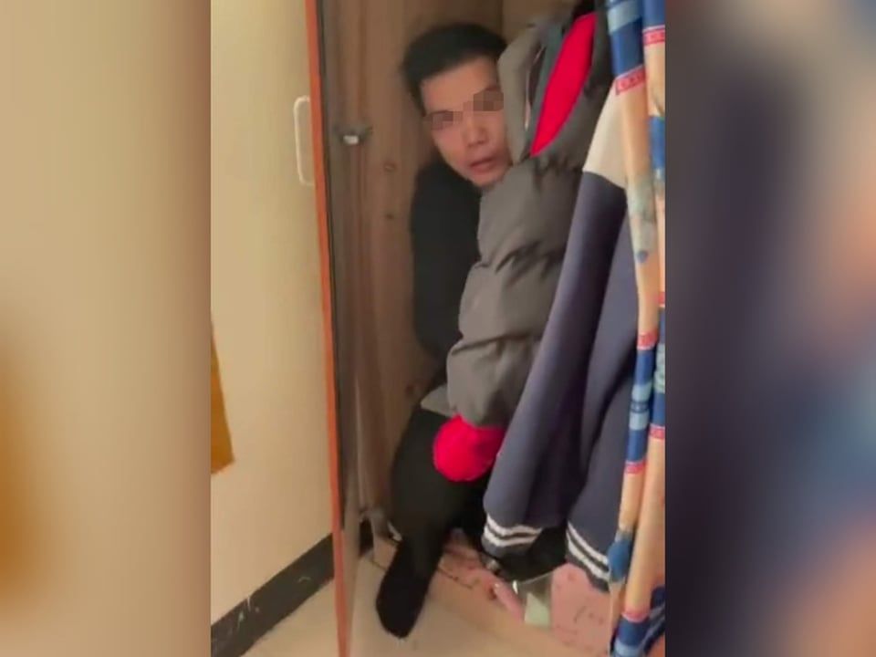 Chồng choáng váng phát hiện thợ sửa ống nước&nbsp;trốn trong tủ quần áo, diễn biến 3 mặt 1 lời sau đó mới ối giời ơi-2