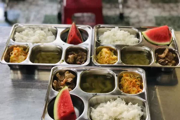 Hiệu trưởng nói về suất cơm 16.000 đồng của HS lớp 2 khiến phụ huynh chảy nước mắt: Không có chuyện ăn chặn của các cháu-3