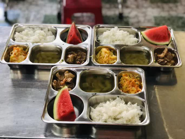 Phụ huynh chảy nước mắt” với bữa ăn bán trú của học sinh lớp 2-3