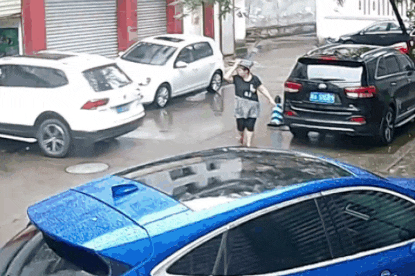 Nhân viên đạp nhầm chân ga khiến ô tô húc tung phòng đăng kiểm-1