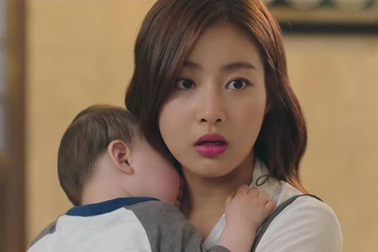Đưa con theo về nhà chồng mới, đêm đầu tiên mẹ chồng dắt cháu vào gõ cửa nói câu này khiến tôi xót con vô cùng