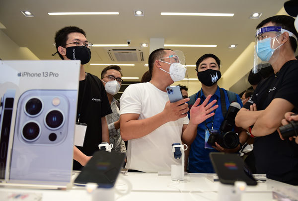 Thức xuyên đêm bán Iphone 13, hàng chính hãng giảm giá 20%-1