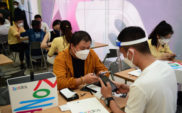 Thức xuyên đêm bán Iphone 13, hàng chính hãng giảm giá 20%-2