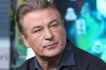 Tài tử Alec Baldwin lên tiếng về vụ bắn chết người ở phim trường, cảnh sát hé lộ sự thật về khẩu súng và nhân vật đáng ngờ-5