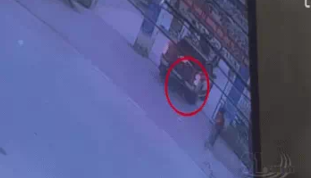 Vào sân trường đón con, xe bán tải lùi nuốt trọn em bé vào gầm-1