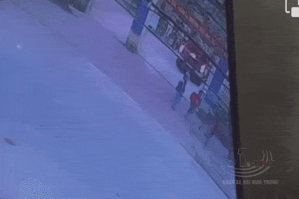 Kinh hãi cảnh bé trai bất ngờ chạy băng qua đường bị xe đạp điện tông văng ra xa-2