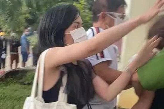 Tạm giam 2 mẹ con nắm tóc, cào cấu công an phường khi không được nhận tiền hỗ trợ