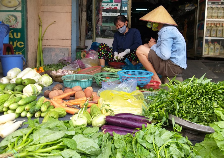 Trời mưa giá rau ở Hà Nội tăng phi mã, rau muống 24 ngàn/mớ-1
