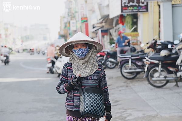 Người bán vé số bật khóc khi lại được mưu sinh sau 4 tháng ở nhà: Ngoại không sợ đói nữa rồi con ơi-1