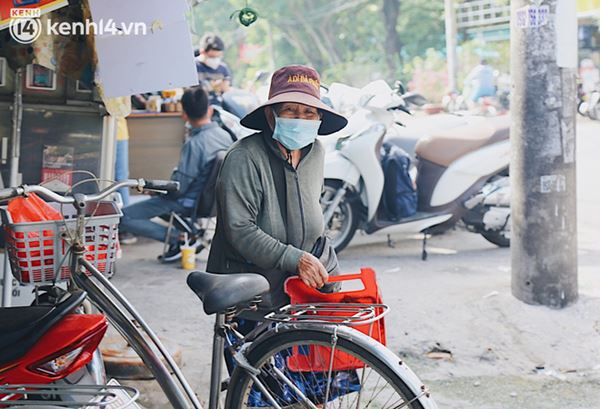 Người bán vé số bật khóc khi lại được mưu sinh sau 4 tháng ở nhà: Ngoại không sợ đói nữa rồi con ơi-2