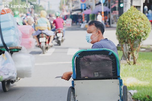 Người bán vé số bật khóc khi lại được mưu sinh sau 4 tháng ở nhà: Ngoại không sợ đói nữa rồi con ơi-3