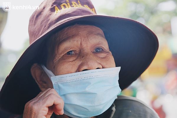 Người bán vé số bật khóc khi lại được mưu sinh sau 4 tháng ở nhà: Ngoại không sợ đói nữa rồi con ơi-5