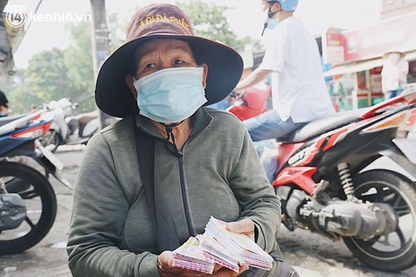 Người bán vé số bật khóc khi lại được mưu sinh sau 4 tháng ở nhà: Ngoại không sợ đói nữa rồi con ơi-6