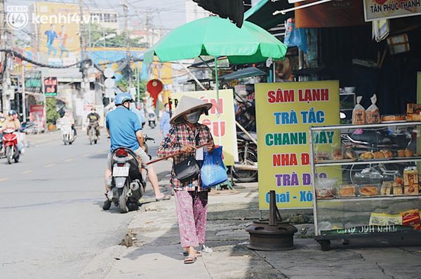 Người bán vé số bật khóc khi lại được mưu sinh sau 4 tháng ở nhà: Ngoại không sợ đói nữa rồi con ơi-8