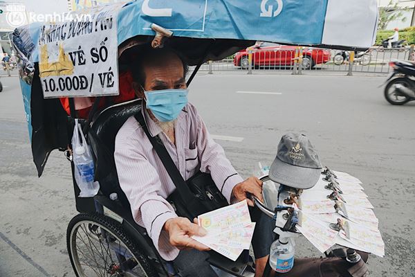 Người bán vé số bật khóc khi lại được mưu sinh sau 4 tháng ở nhà: Ngoại không sợ đói nữa rồi con ơi-10