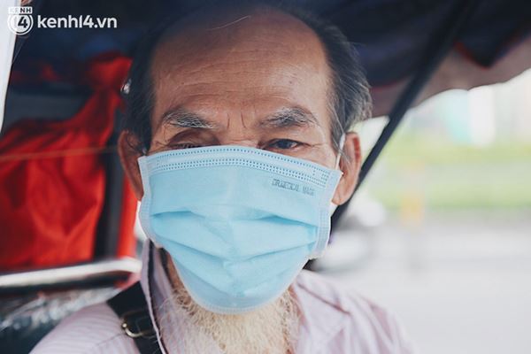 Người bán vé số bật khóc khi lại được mưu sinh sau 4 tháng ở nhà: Ngoại không sợ đói nữa rồi con ơi-11