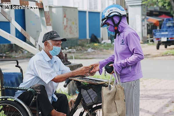 Người bán vé số bật khóc khi lại được mưu sinh sau 4 tháng ở nhà: Ngoại không sợ đói nữa rồi con ơi-13