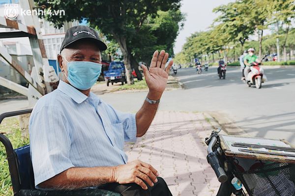 Người bán vé số bật khóc khi lại được mưu sinh sau 4 tháng ở nhà: Ngoại không sợ đói nữa rồi con ơi-14
