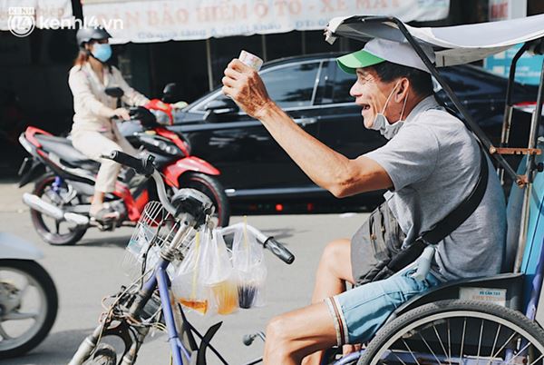 Người bán vé số bật khóc khi lại được mưu sinh sau 4 tháng ở nhà: Ngoại không sợ đói nữa rồi con ơi-15