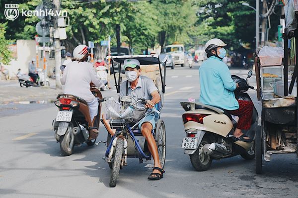 Người bán vé số bật khóc khi lại được mưu sinh sau 4 tháng ở nhà: Ngoại không sợ đói nữa rồi con ơi-16