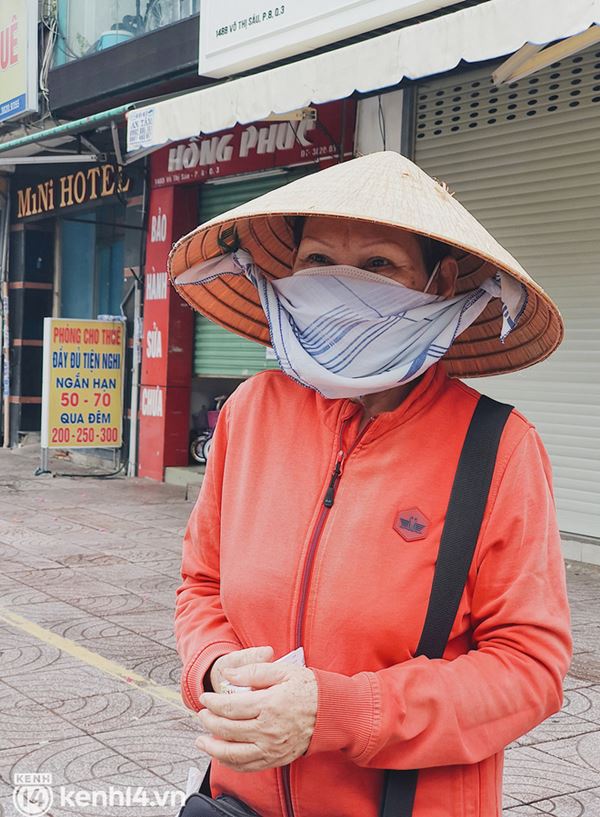 Người bán vé số bật khóc khi lại được mưu sinh sau 4 tháng ở nhà: Ngoại không sợ đói nữa rồi con ơi-17