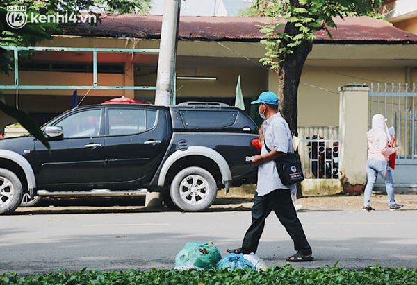 Người bán vé số bật khóc khi lại được mưu sinh sau 4 tháng ở nhà: Ngoại không sợ đói nữa rồi con ơi-18