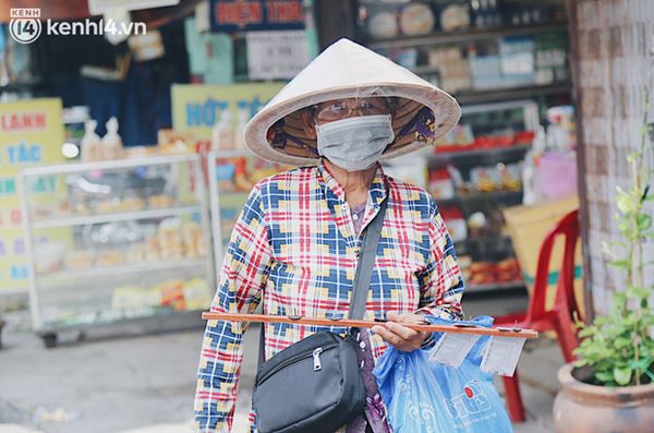 Người bán vé số bật khóc khi lại được mưu sinh sau 4 tháng ở nhà: Ngoại không sợ đói nữa rồi con ơi-19