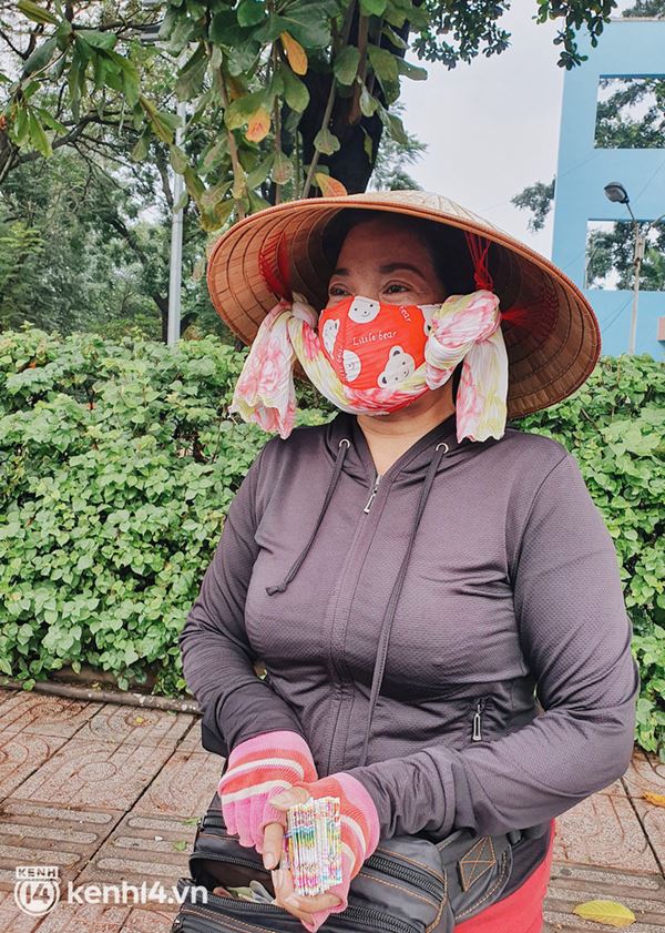 Người bán vé số bật khóc khi lại được mưu sinh sau 4 tháng ở nhà: Ngoại không sợ đói nữa rồi con ơi-20