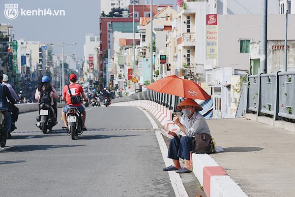 Người bán vé số bật khóc khi lại được mưu sinh sau 4 tháng ở nhà: Ngoại không sợ đói nữa rồi con ơi-21