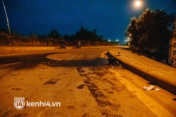 Hà Nội: 5 xe va chạm liên hoàn trong đêm, nạn nhân văng từ mặt đường xuống chân đê-8