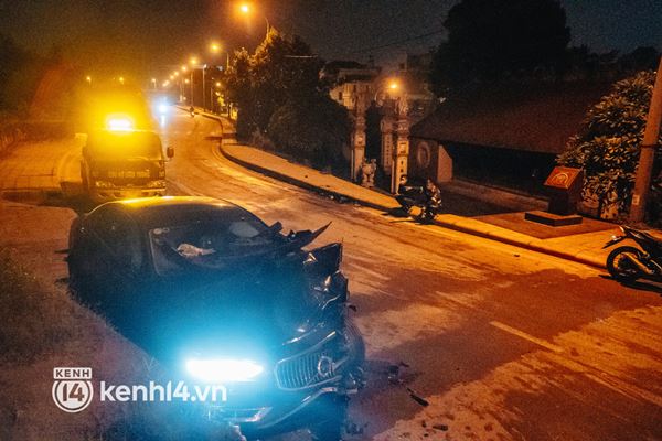 Hà Nội: 5 xe va chạm liên hoàn trong đêm, nạn nhân văng từ mặt đường xuống chân đê-9