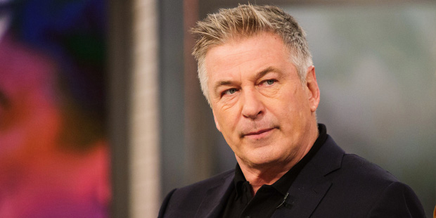 Tài tử Alec Baldwin lên tiếng về vụ bắn chết người ở phim trường, cảnh sát hé lộ sự thật về khẩu súng và nhân vật đáng ngờ-1