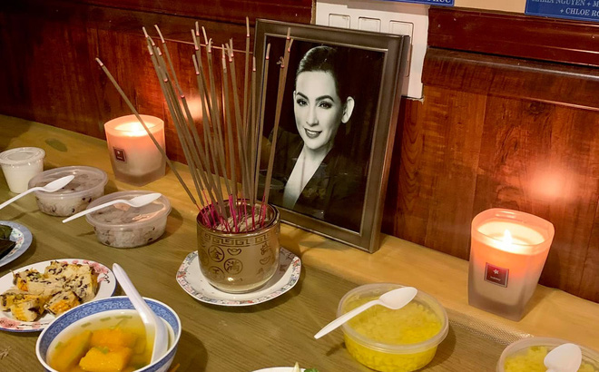 Người hâm mộ đưa di ảnh nghệ sĩ Phi Nhung lên chùa, đặt kế cô út Phương Mỹ Chi-1