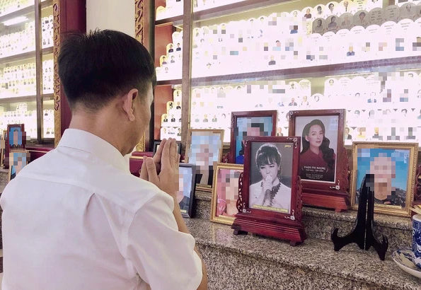 Người hâm mộ đưa di ảnh nghệ sĩ Phi Nhung lên chùa, đặt kế cô út Phương Mỹ Chi-2