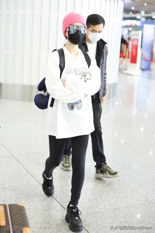 Style của Phạm Băng Băng như xoáy Âm Dương: Ở sự kiện là nữ hoàng, ra tới sân bay đố ai dám nhận mặt-1