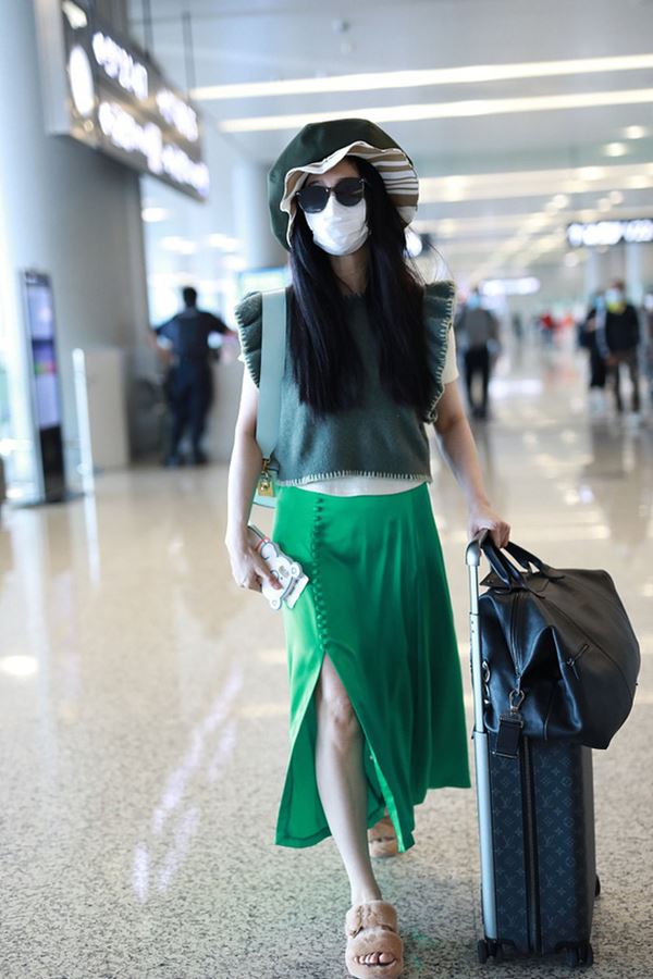 Style của Phạm Băng Băng như xoáy Âm Dương: Ở sự kiện là nữ hoàng, ra tới sân bay đố ai dám nhận mặt-4