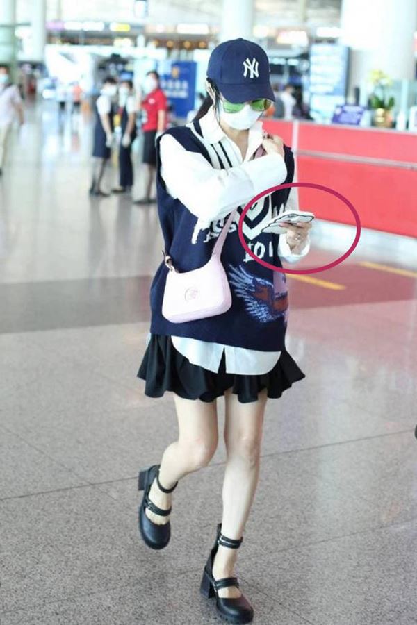 Style của Phạm Băng Băng như xoáy Âm Dương: Ở sự kiện là nữ hoàng, ra tới sân bay đố ai dám nhận mặt-10